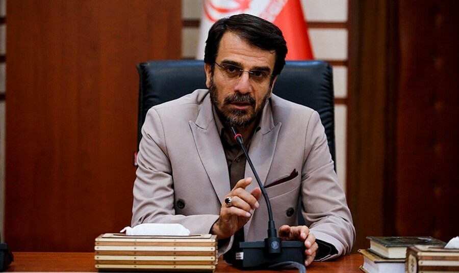 ۱۰۰ سال است چینش صندلی‌های مدارس تغییر نکرده است/از لباس پوشیدن تا روش تدریس باید متنوع باشد