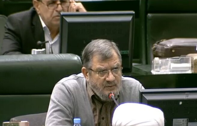 روح‌الامینی: تولید نشدن به موقع دارو و تجهیزات پزشکی مشکلاتی ایجاد می کند