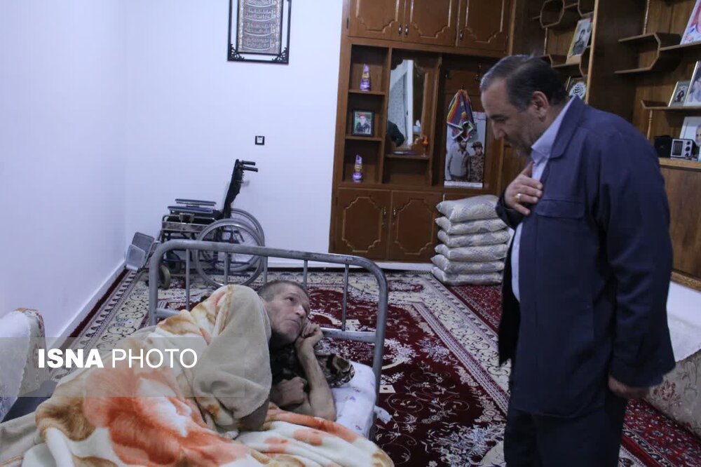 دیدار و عیادت استاندار ایلام با خانواده شهید و جانباز ۷۰درصد در دهلران
