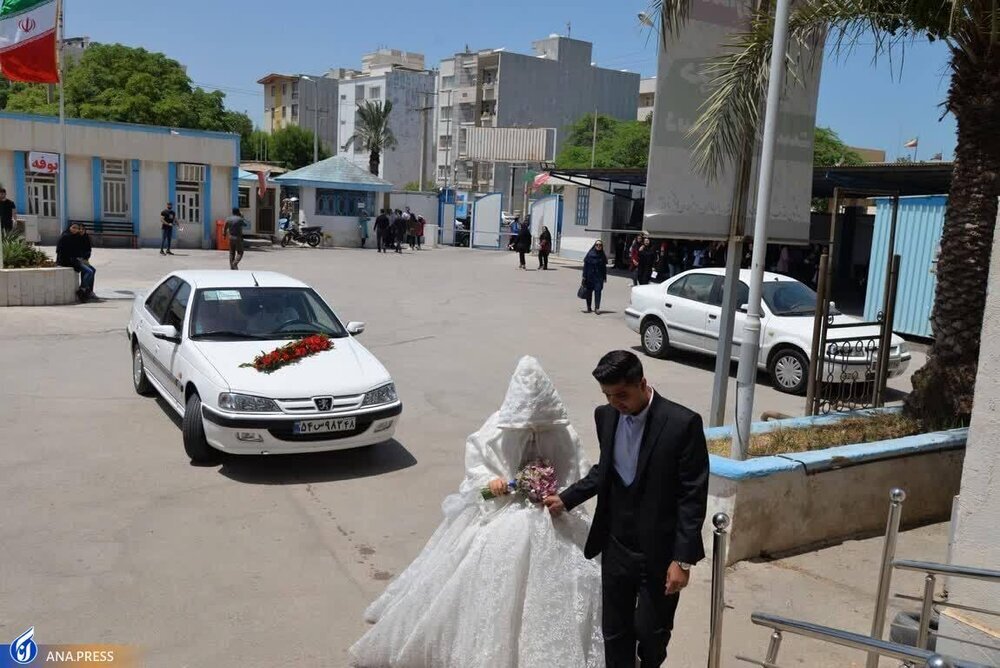 عکس| حضور یک دانشجو با لباس عروس در جلسه امتحان!