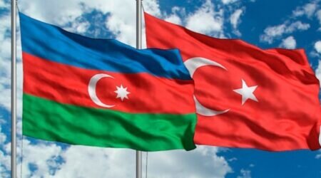 خودنمایی وزیران خارجه ترکیه و آذربایجان با فرش تبریز!/عکس