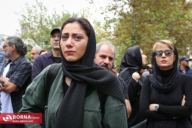 گریه‌های بی امان «مونا فرجاد» در مراسم «آتیلا پسیانی» + ویدئو