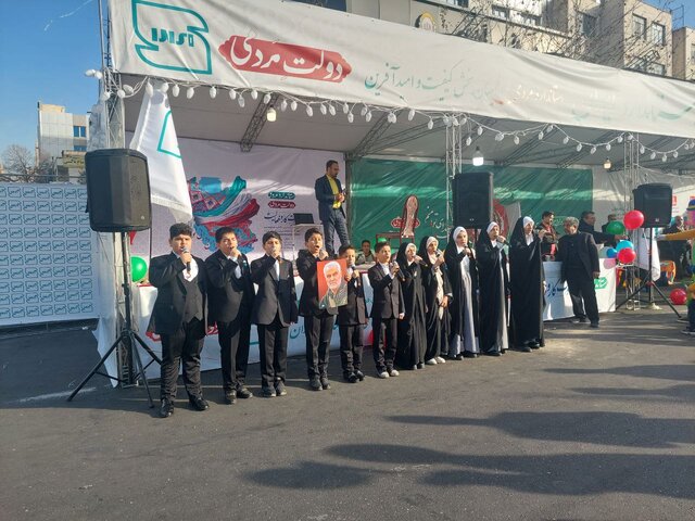 اجرای گروه های سرود دانش‌آموزی در مسیر راهپیمایی ۲۲ بهمن