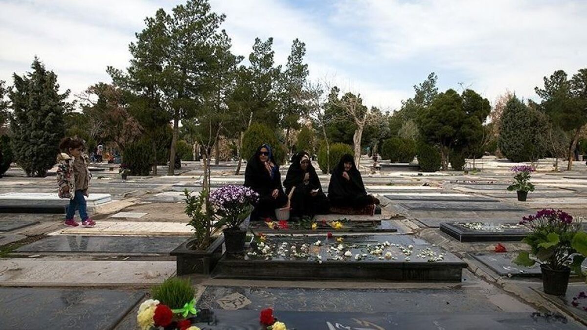 درهای بهشت زهرا از  ۴ صبح به روی زائران باز است