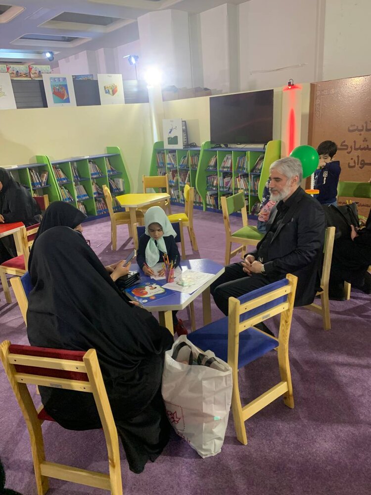 نمایشگاه حضور معاون فرهنگی وزارت ارشاد در نمایشگاه قرآن به همراه خانواده