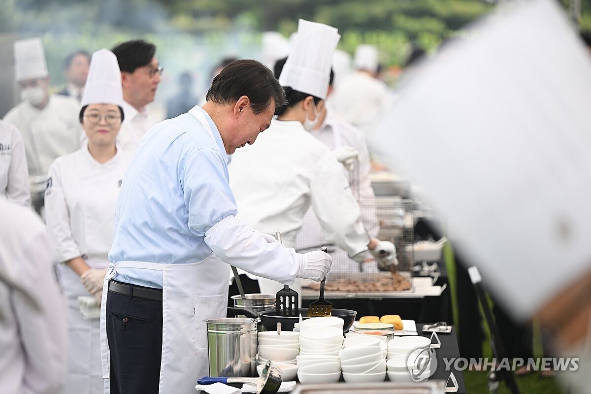 تصاویر | عکس‌های متفاوت از رئیس جمهور کره درحال آشپزی در کنفرانس مطبوعاتی