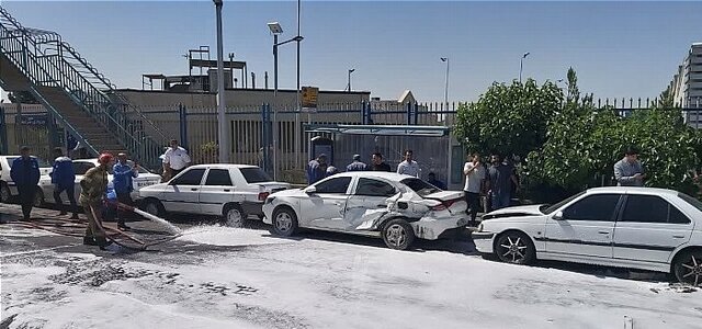 تهران | خودرو | غرب تهران واژگون کامیون کشنده با ۸ خودروی سواری در غرب تهران
