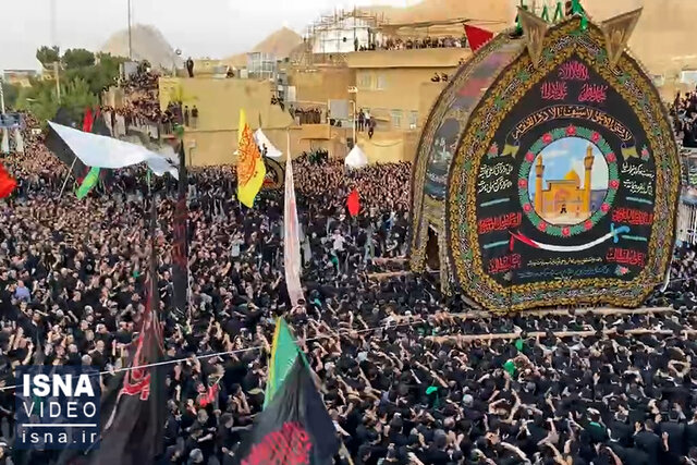 ویدیو/ نخلگردانی مردم عزادار تفت در عصر عاشورا ویدیو/ نخلگردانی مردم عزادار تفت در عصر عاشورا