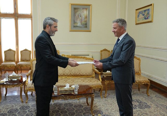 سفیر جدید آلمان رونوشت استوارنامه خود را تسلیم باقری کرد سفیر جدید آلمان رونوشت استوارنامه خود را تسلیم باقری کرد