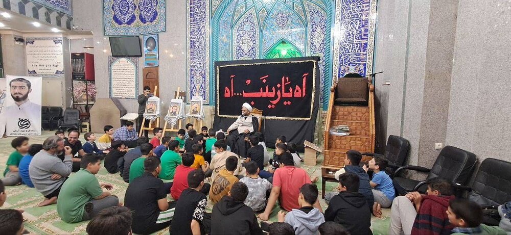 نوجوانان حضور پررنگ نوجوانان در آئین اعتکاف مسجد جامع حسینی منطقه۱۸