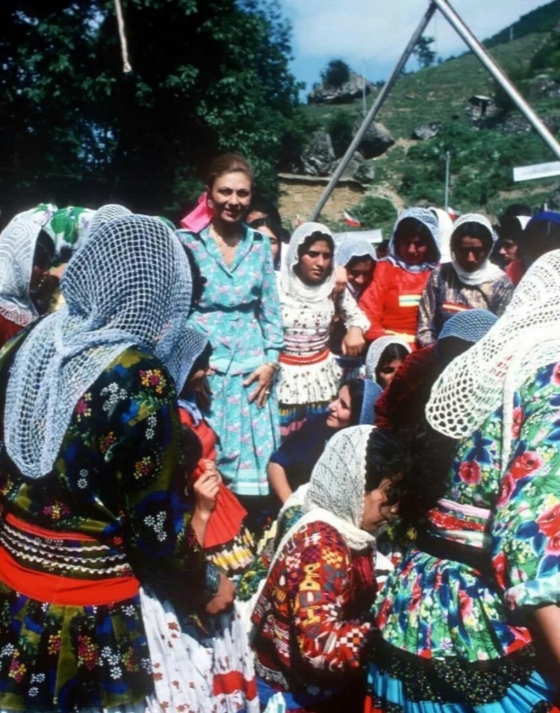 عکس/ «فرح دیبا» در میان زنان لاهیجانی در گیلان؛ سال ۵۵