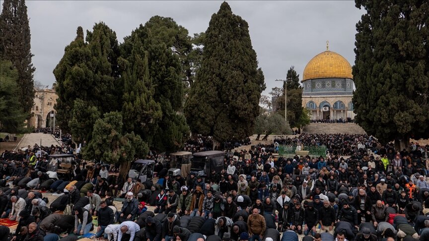 حدود ۹۰ هزار فلسطینی نخستین نماز جمعه ماه رمضان را در مسجدالاقصی اقامه کردند