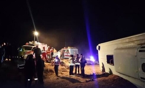 بررسی حادثه واژگونی اتوبوس محور کرمان- راور/با تخلف یا قصور برخورد قانونی می‌شود