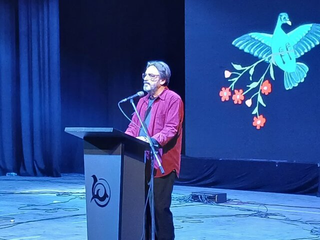 آنچه به ما قدرت می دهد تا سرمان را در دنیا بلند کنیم تکیه بر فرهنگ است