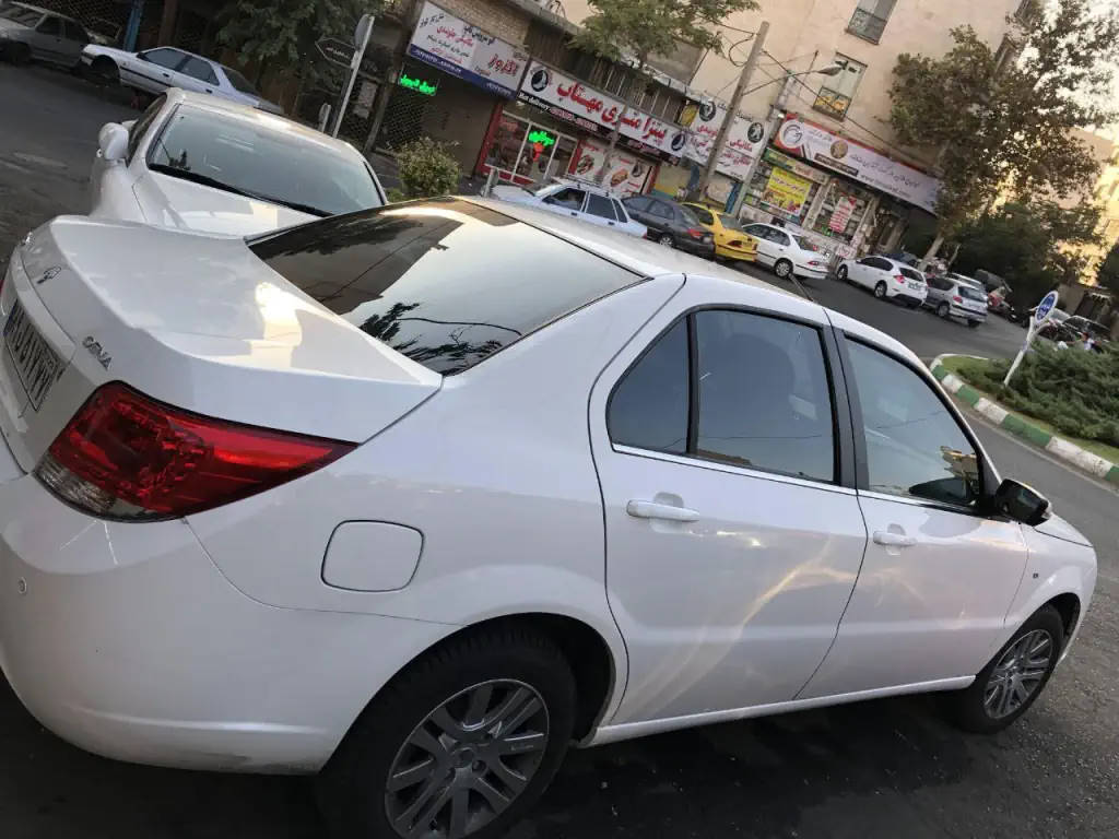 برچسب شیشه دودی اتومبیل
